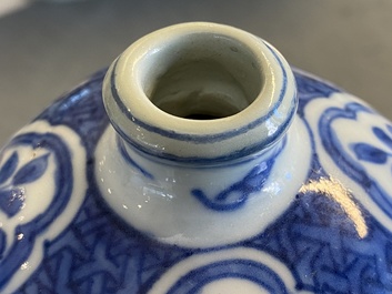Une bouteille de forme carr&eacute;e et un kendi en porcelaine de Chine en bleu et blanc, Ming